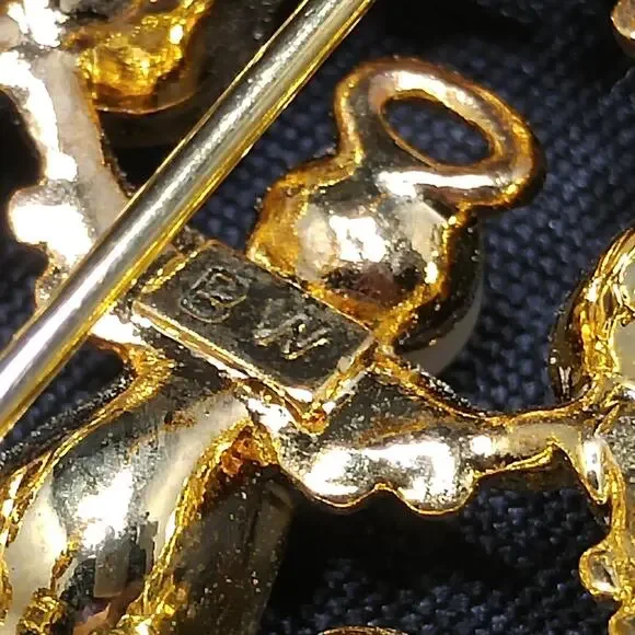 BW Angel Christmas Tree Brooch, Gold Plated, Book Piece, 1970s Vintage Jewelry - Picture 6 of 10